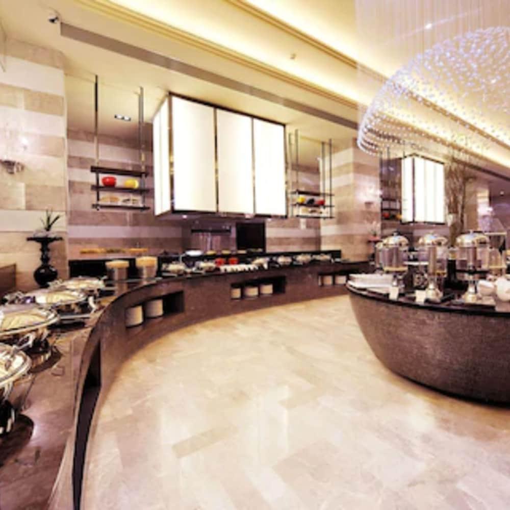Royal Suites & Towers Wuhan Exterior foto