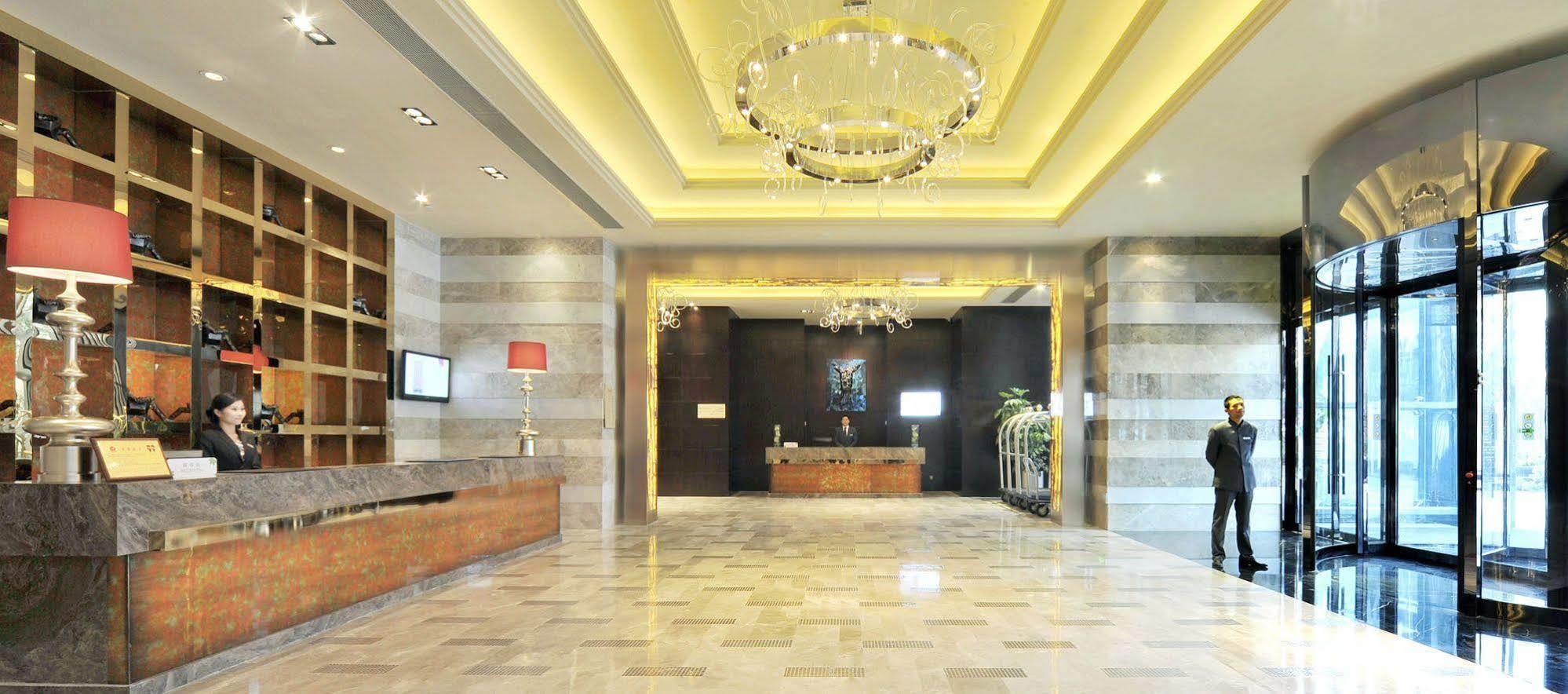 Royal Suites & Towers Wuhan Exterior foto